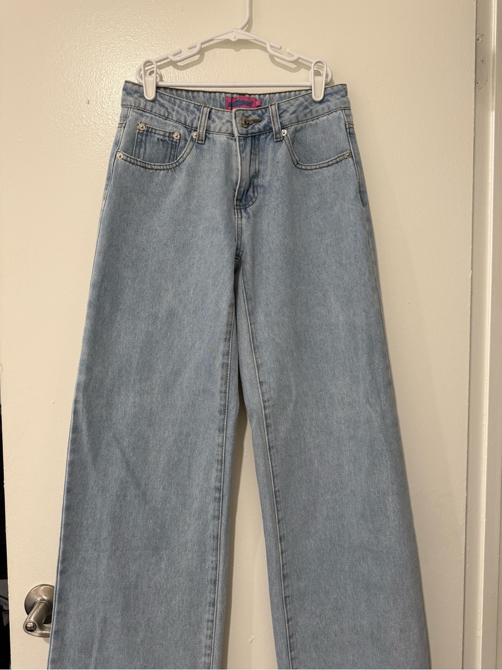 Edikted Raelynn Washed Low Rise Jeans Light Blue. SIZE: XS